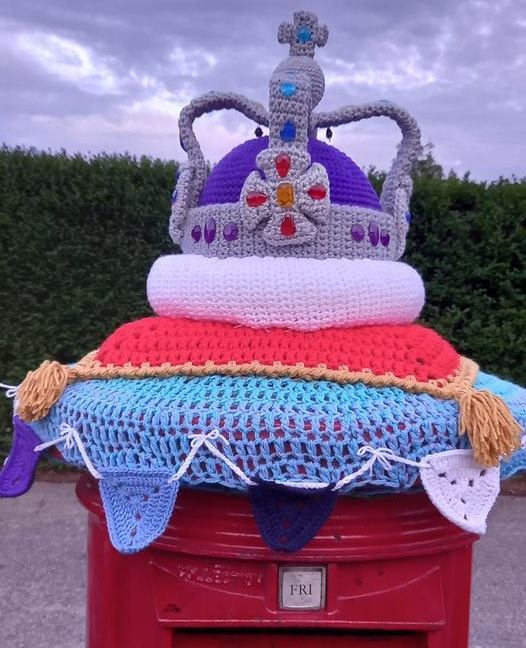 2022 queens platinum jubilee - crown shaped croched letterbox topper